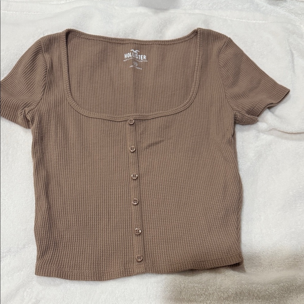 Hollister Women's Tan Button-Up Crop Top